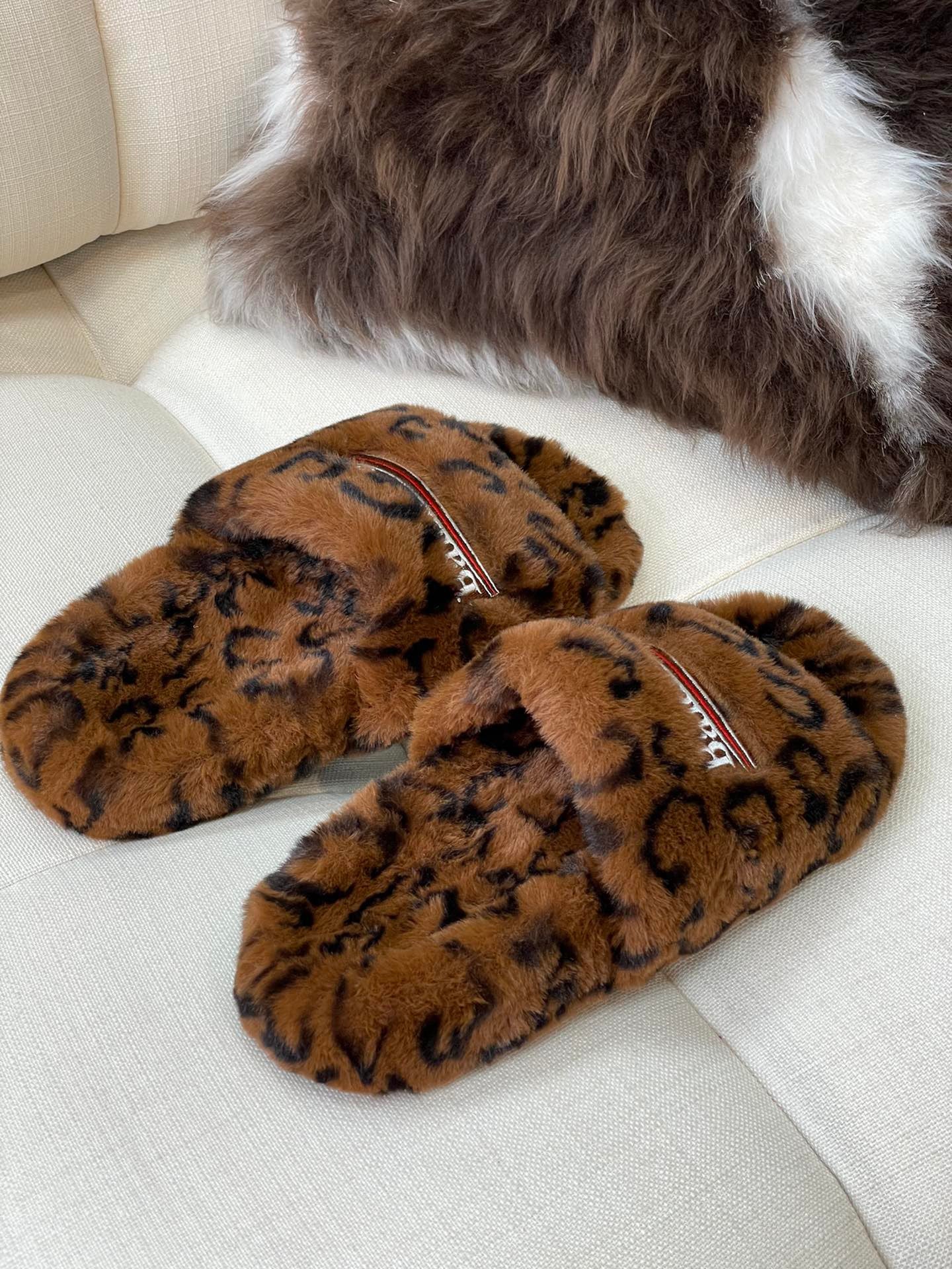 Women's furry slippers with lamb wool, thick sole, letter embroidery, and outdoor design for autumn winter 2024