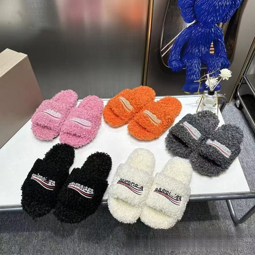 Women¡¯s furry slippers with thick sole, letter embroidery, and lamb wool for outdoor autumn-winter wear