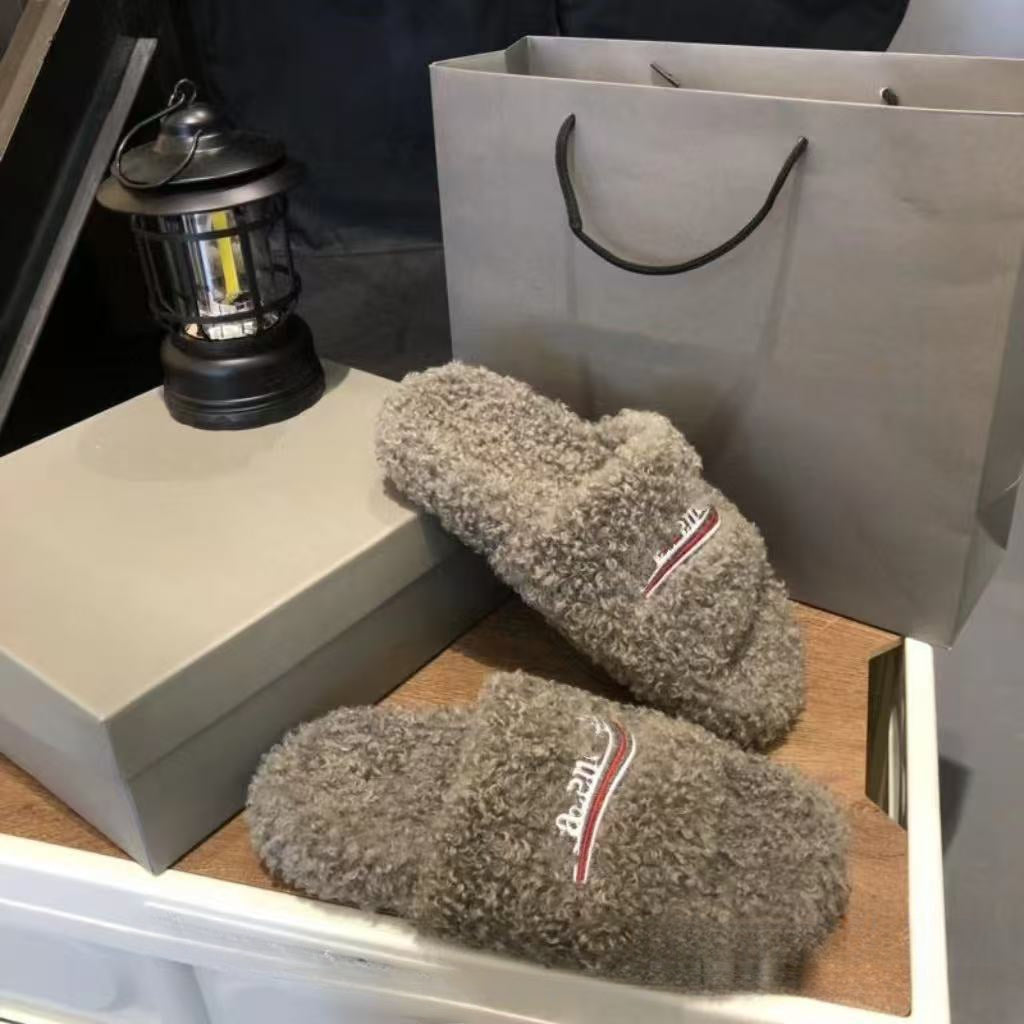Women's furry slippers with lamb wool, thick sole, letter embroidery, outdoor-ready flat design for autumn winter 2024